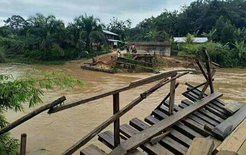 Jembatan Hanyut Diterjang Banjir, 4 Desa di Rohul Terisolir